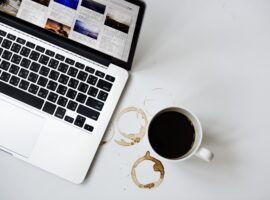 макбук с кофе