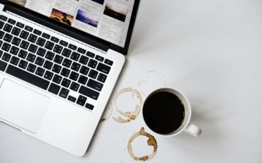 макбук с кофе