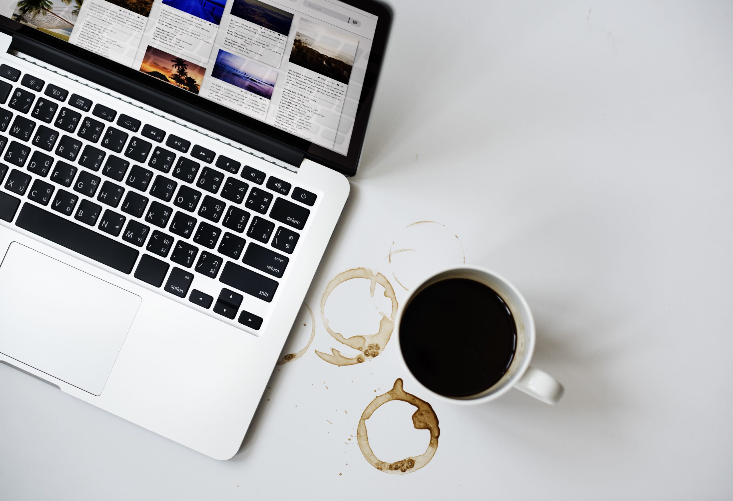 макбук с кофе